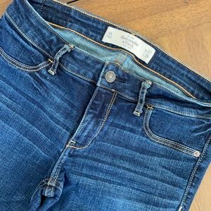 Abercrombie Dark Wash Skinny Jean • Size 27